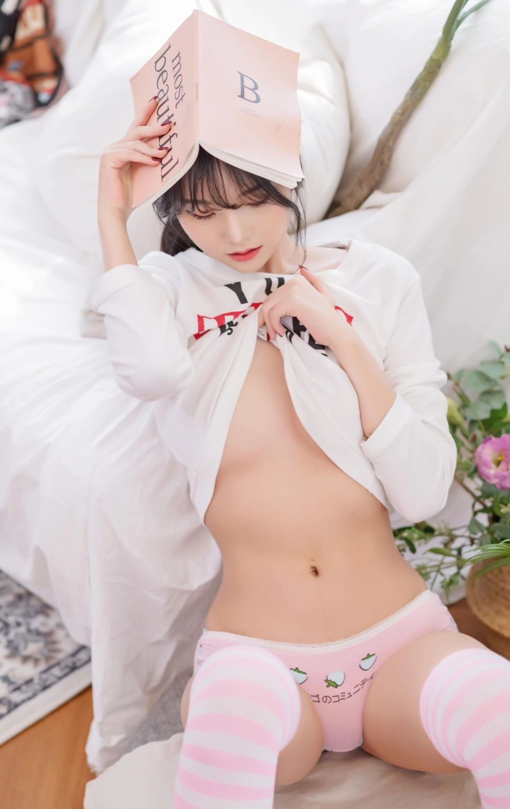 Ảnh gái khoe lồn vú mang vẻ đẹp gợi cảm táo bạo đầy sức hấp dẫn.