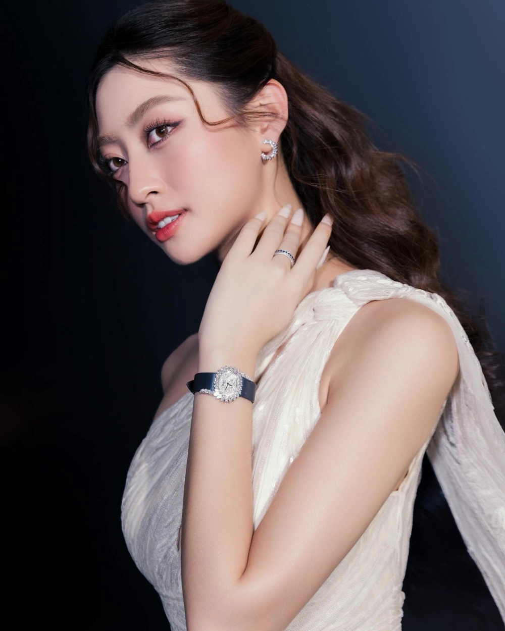 Ảnh gái xinh vú to múp mang vẻ đẹp bốc lửa quyến rũ thu hút.