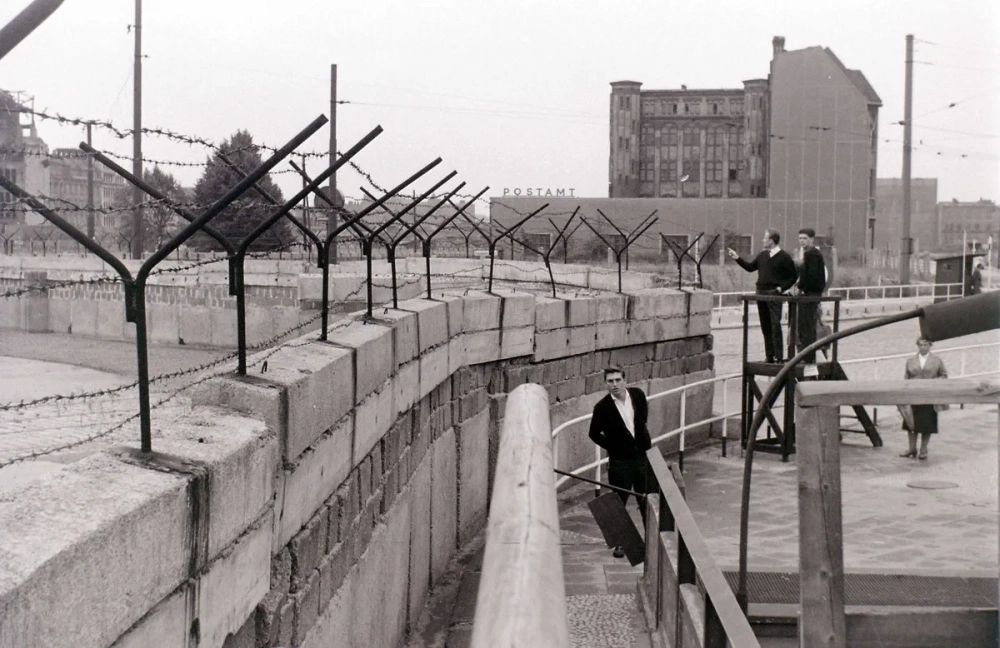 Bản đồ vị trí cũ của bức tường Berlin bao quanh toàn bộ khu vực Tây Berlin