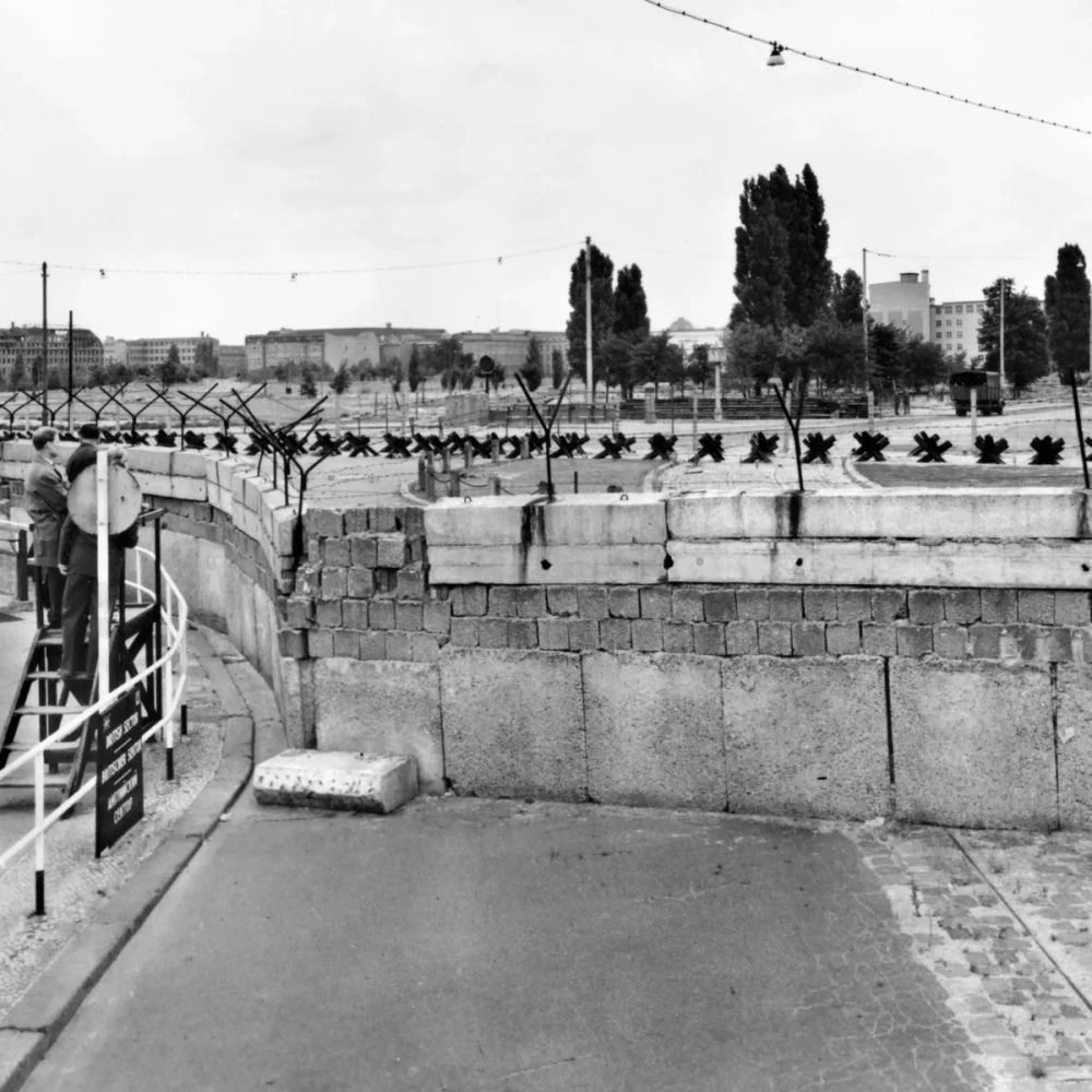 Bức tường Berlin ngăn cách Đông và Tây Đức kéo dài hàng chục năm ròng