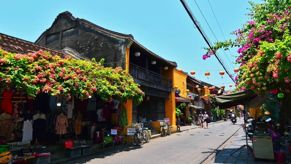 Cổng vào di tích lịch sử Hội An với kiến trúc mái ngói rêu phong