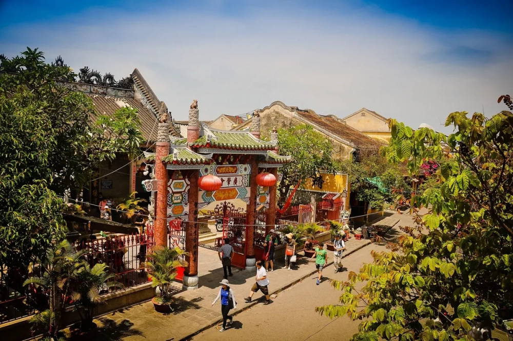 Du khách trải nghiệm kinh nghiệm du lịch di tích lịch sử Hội An tự túc trên phố đi bộ