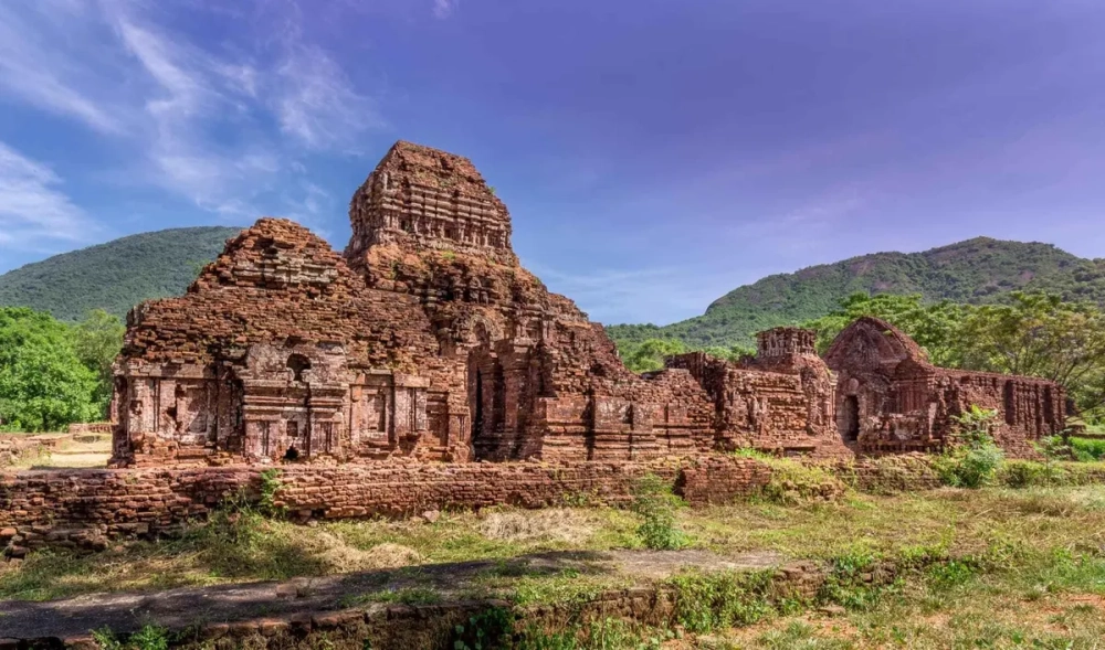 Kiến trúc đền tháp đặc trưng thánh địa Mỹ Sơn với các hoa văn chạm khắc tỉ mỉ