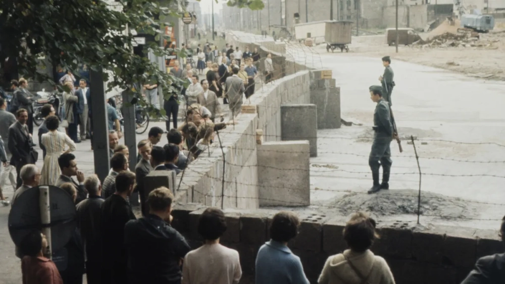 Tại sao bức tường Berlin bị phá bỏ sau những áp lực chính trị mạnh mẽ